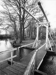 847636 Afbeelding van een ophaalbrugje in de tuin van de leegstaande buitenplaats Postwijck (Rijksstraatweg 39) te ...
